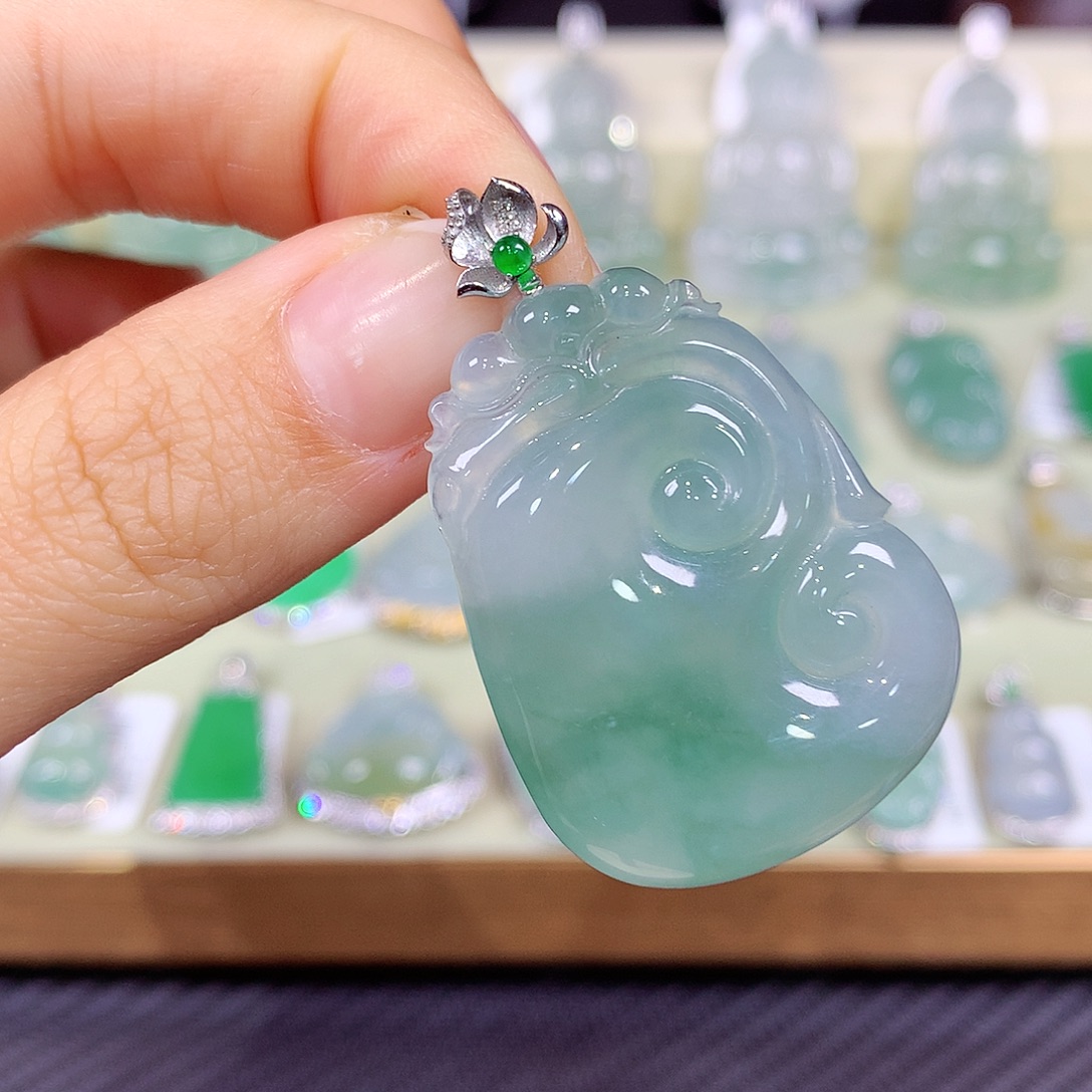 翡翠18K金镶嵌颈饰如意