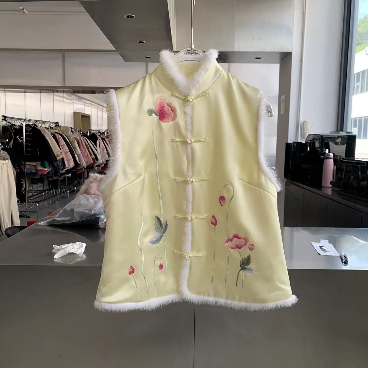  i-EAST 清野绿荷~新中式毛毛绣花设计感马甲外套-3D wt41518