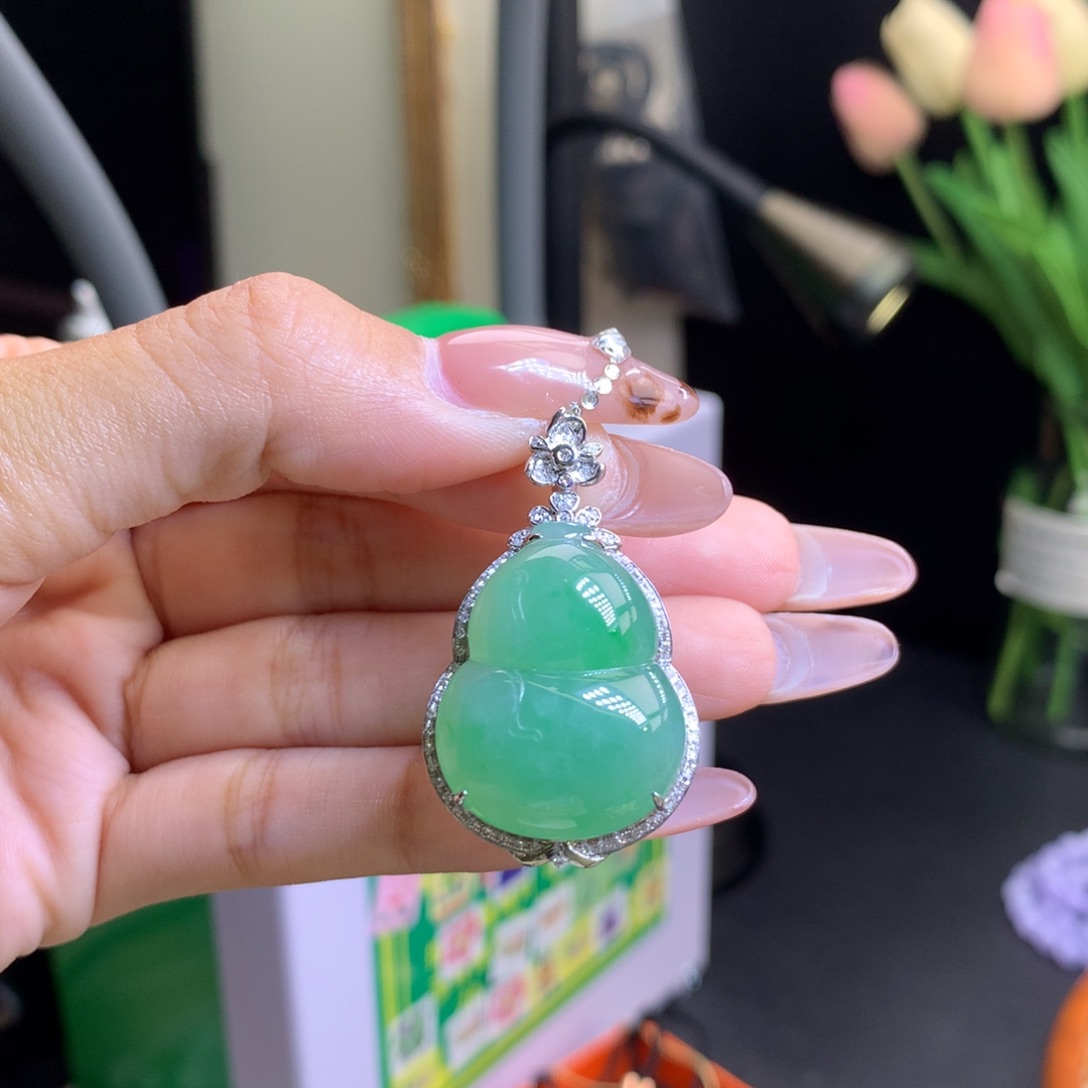 翡翠18K金镶嵌颈饰