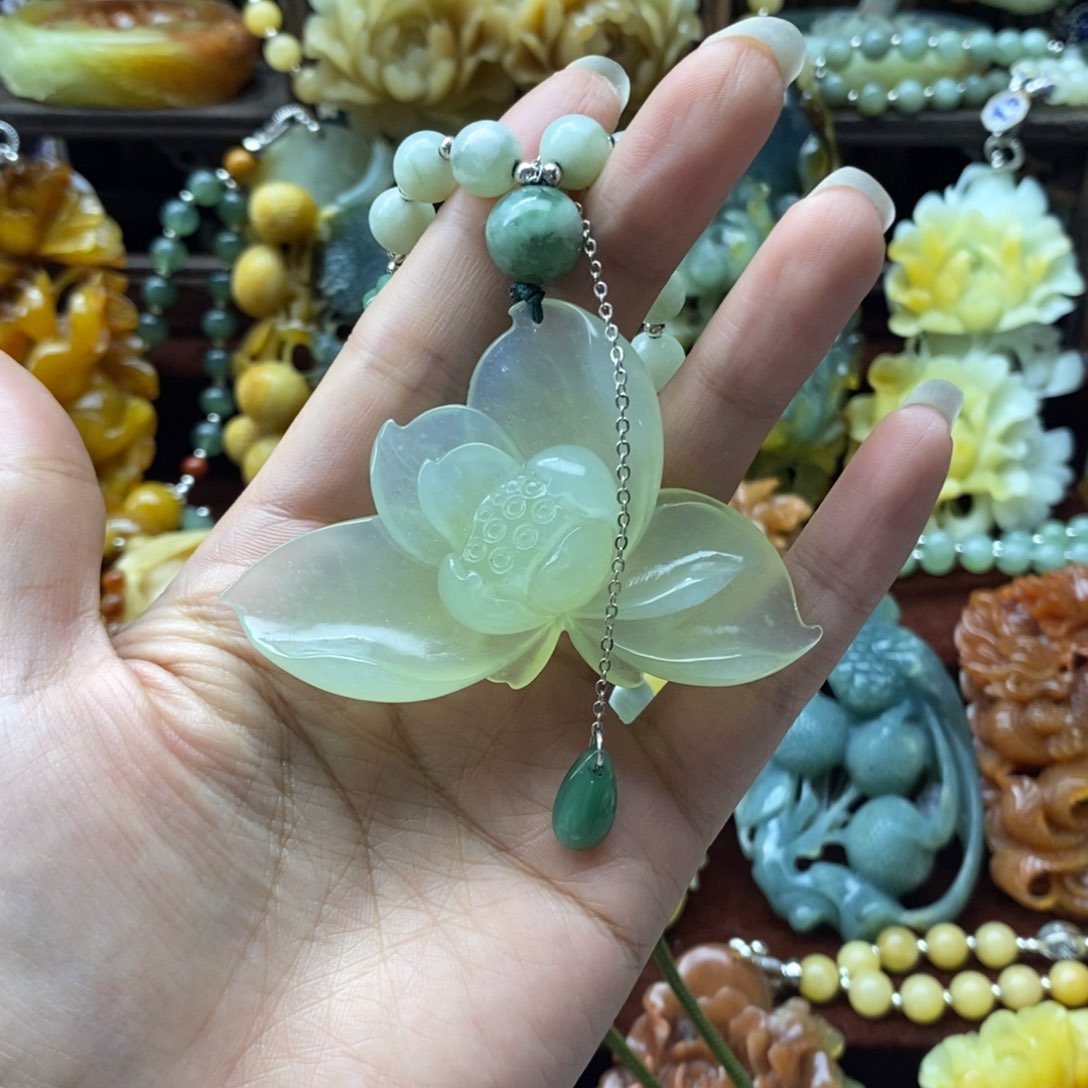 蛇纹石玉颈饰未镶嵌