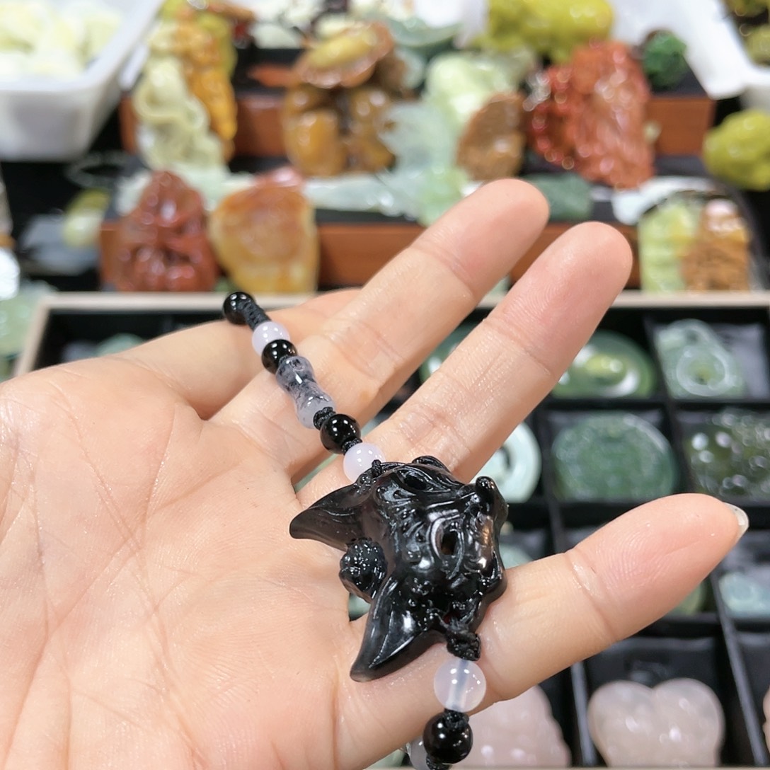 蛇纹石玉颈饰未镶嵌
