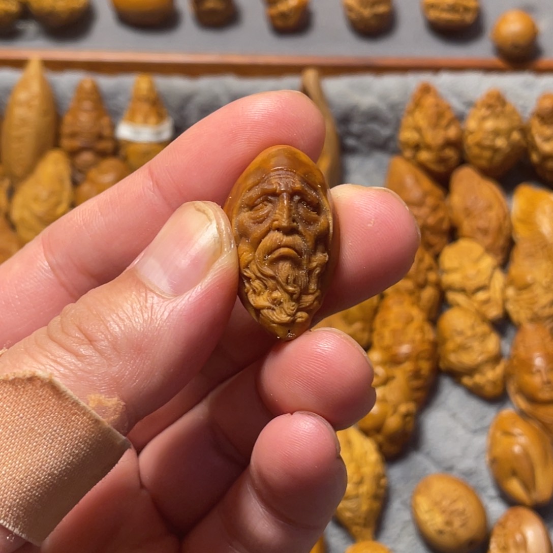 橄榄核吊坠罗汉头806