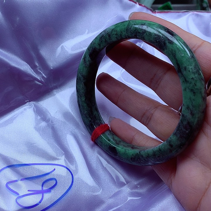 翡翠手镯未镶嵌翡翠