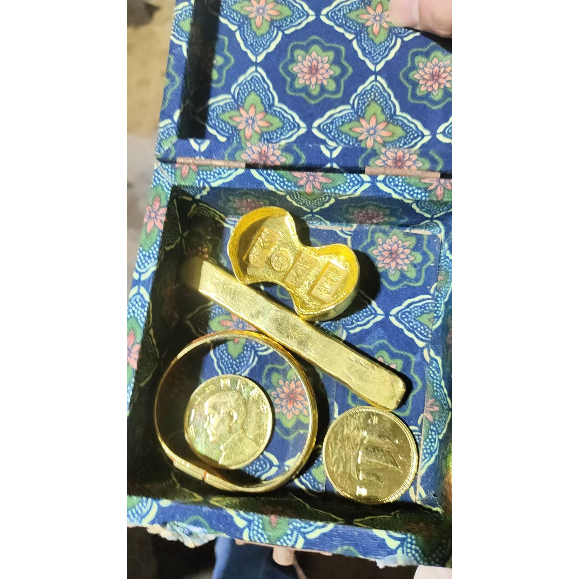 1个开封大型蓝色盒子件链接2号