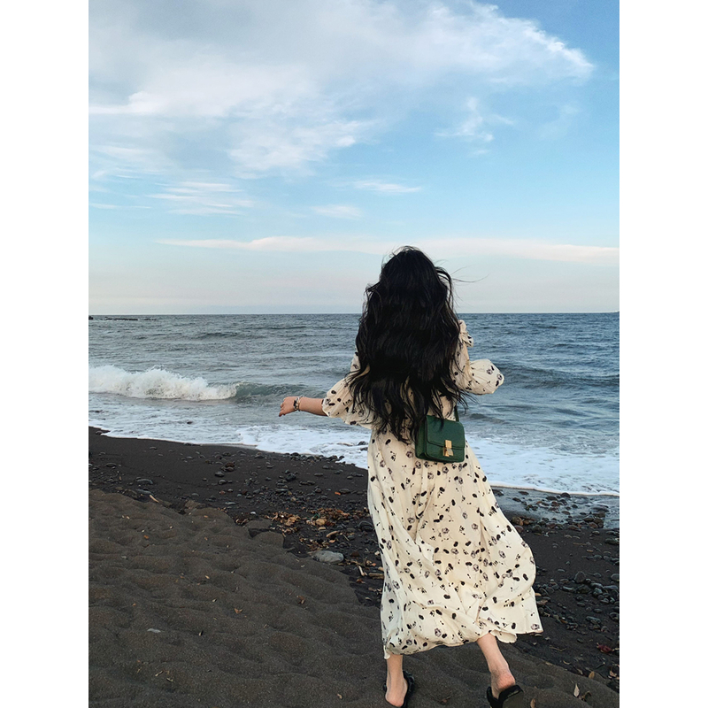 任小艺杏色印花连衣裙女2024年夏季不规则新款宽松v领泡泡袖长裙