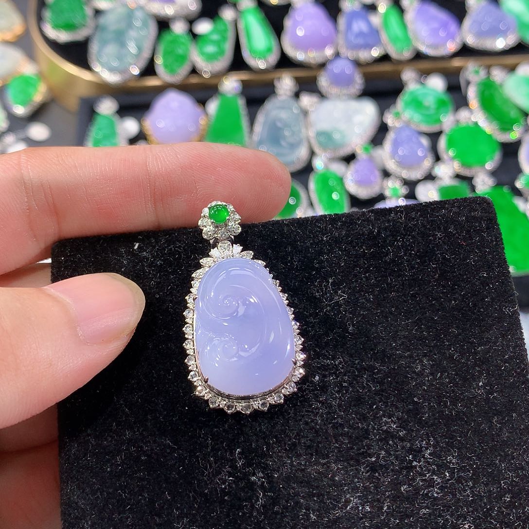 翡翠18K金镶嵌颈饰