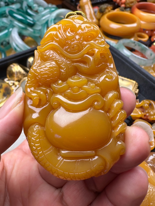 云南龙陵黄龙玉高端精品缅料龙牌手把件