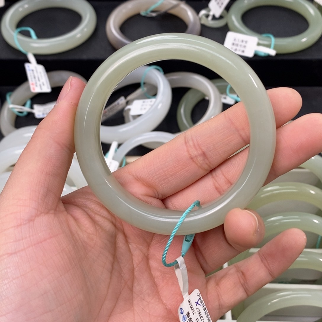 和田玉手镯未镶嵌57微瑕