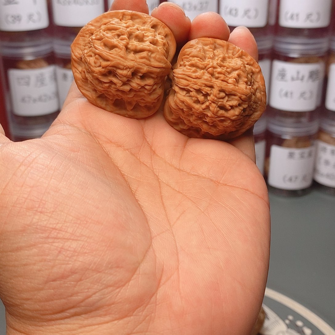 42尺寸红狮子文玩核桃