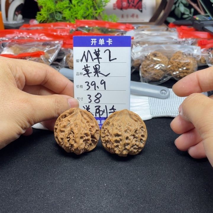 文玩核桃把件白狮子