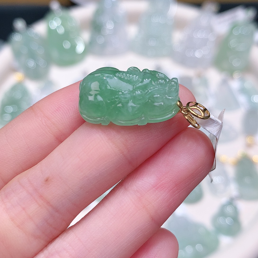 颈饰18K金镶嵌翡翠21.5-13.7-9