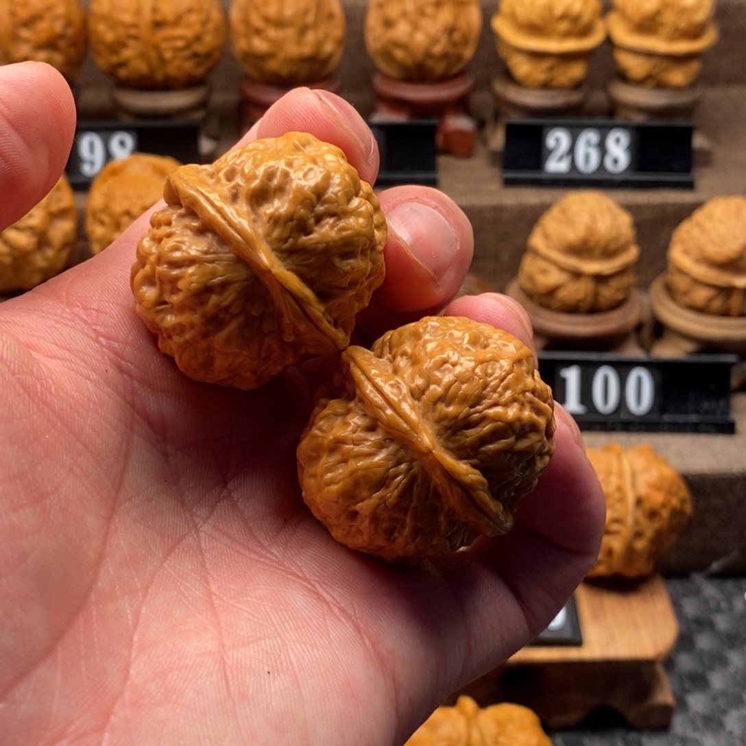 文玩核桃把件观**涛铁核桃