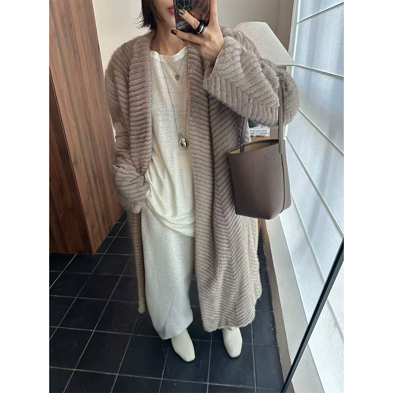 李嗨嗨 LEHEIHEI / 人字纹夹革工艺进口天鹅绒水貂皮草外套 23203