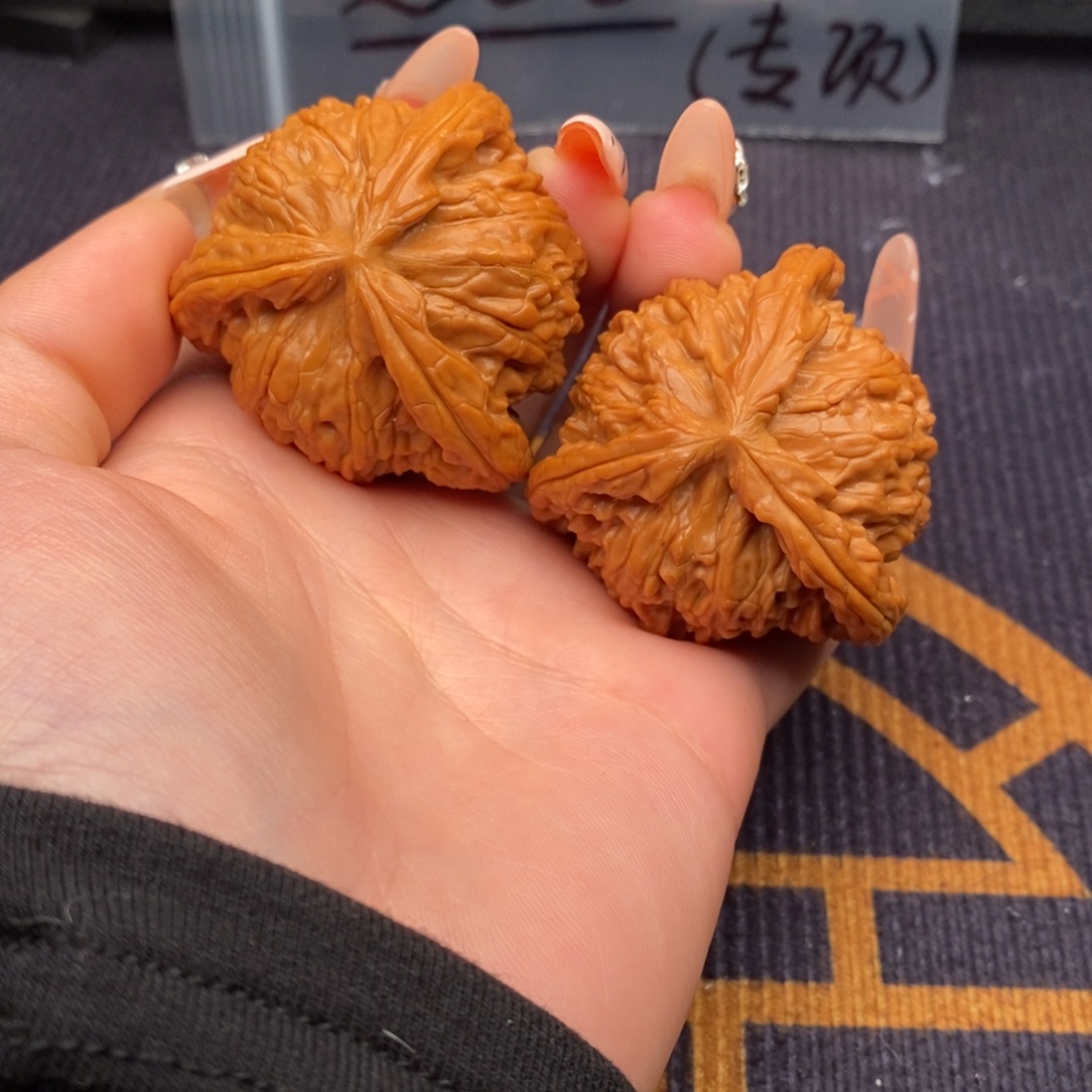 棱***构文玩核桃吊坠白狮子