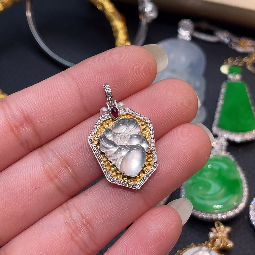 翡翠18K金镶嵌颈饰仙子