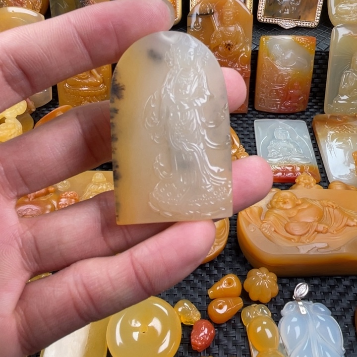 石英质玉（黄龙玉）颈饰未镶嵌