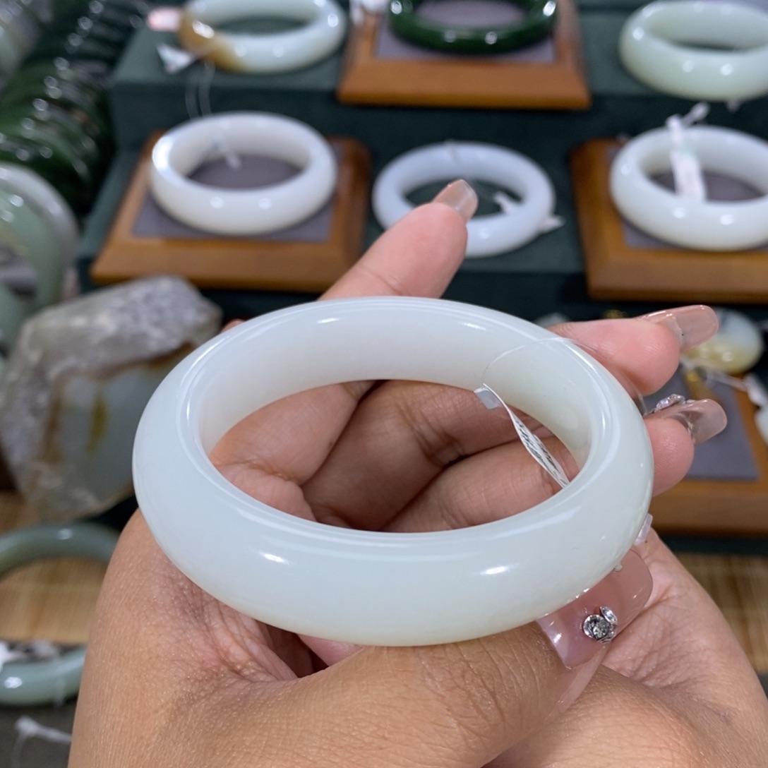 和田玉手镯未镶嵌