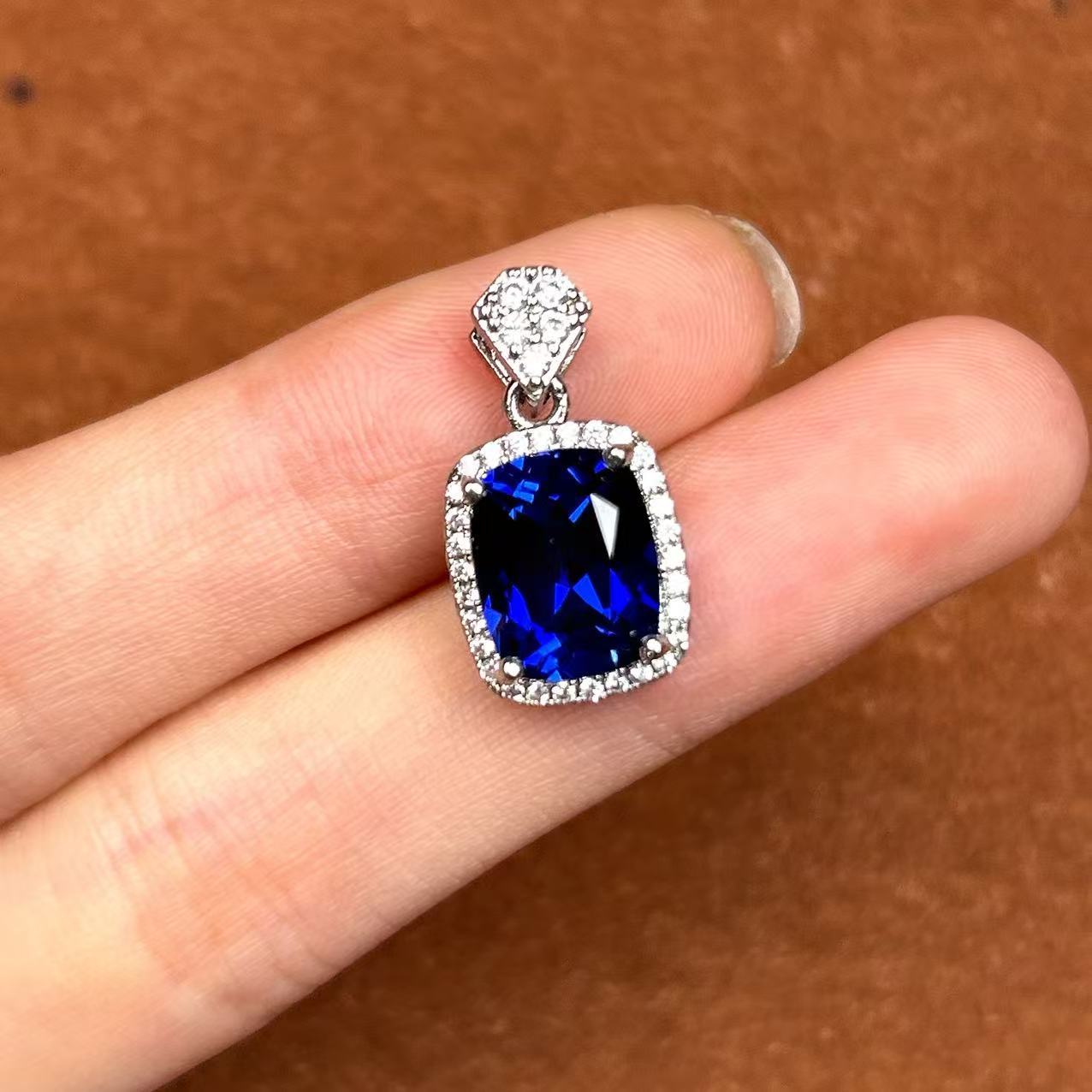 阿鲁沙-典藏高奢培育蓝宝石-精工合金吊坠672