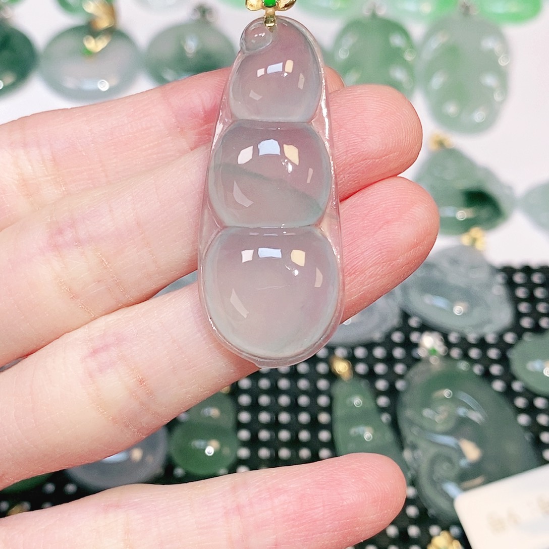 沐***雨翡翠18K金镶嵌颈饰