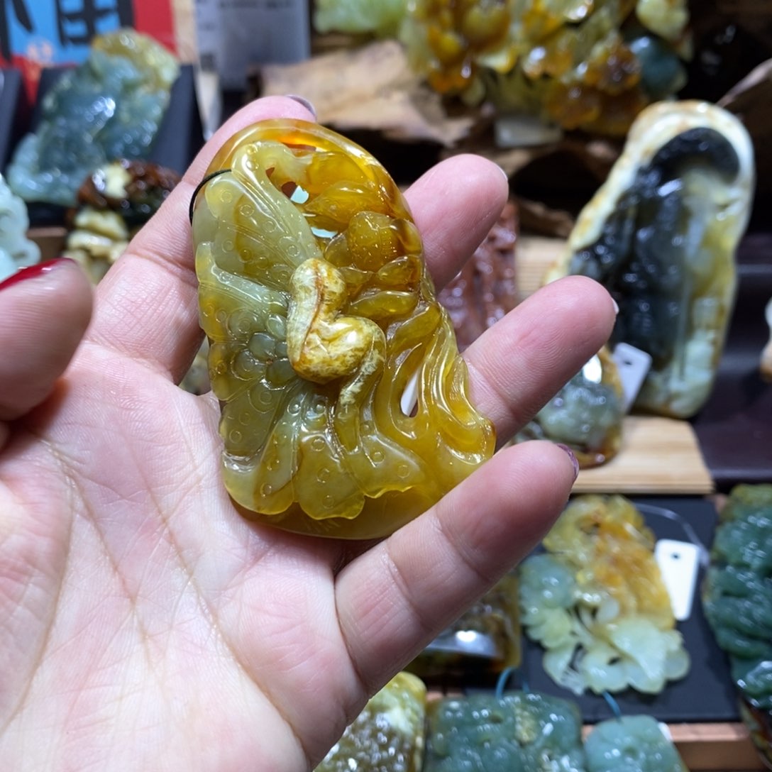 蛇纹石玉颈饰未镶嵌