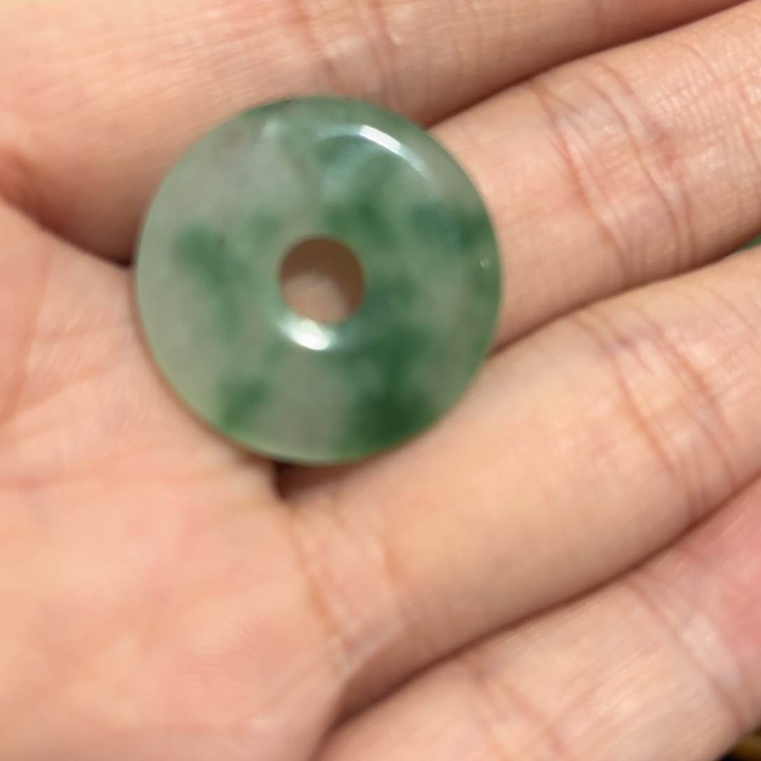 s***s和田玉（糖玉）未镶嵌颈饰挂件一个一拍