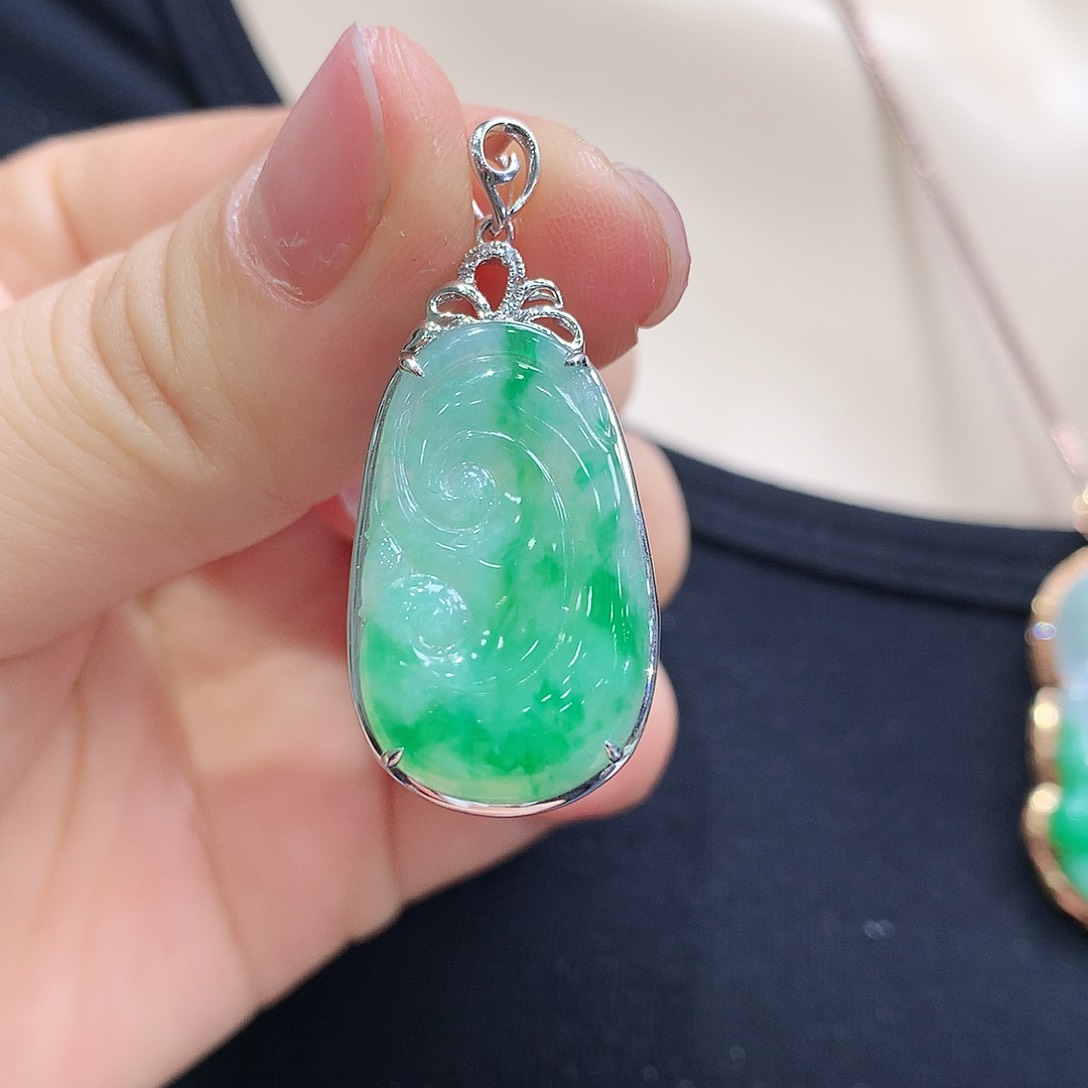 翡翠颈饰18K金镶嵌如意