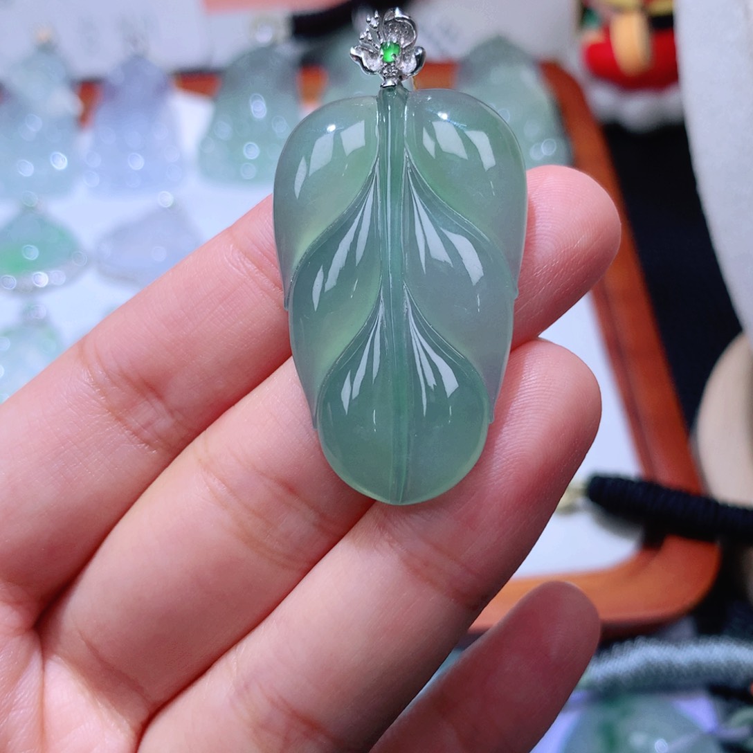 颈饰18K金镶嵌翡翠叶子