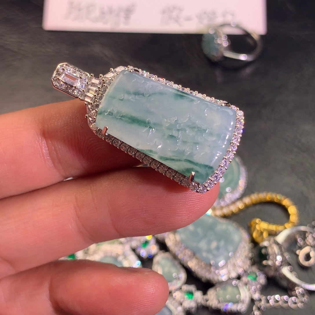 翡翠颈饰未镶嵌山水