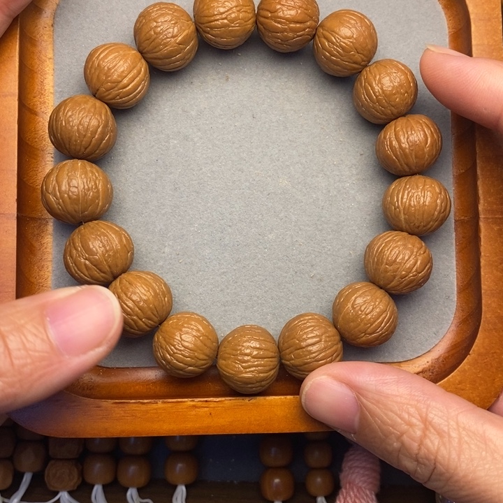 猴头核桃吊坠凤羽