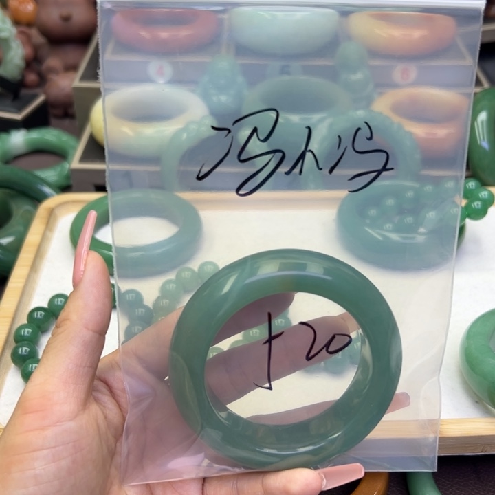 未镶嵌手镯石英岩玉冯**?