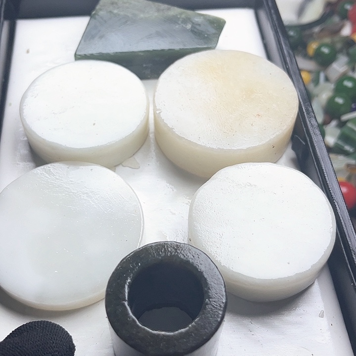 和田玉（糖玉）和田玉边角料9K金镶嵌红**语