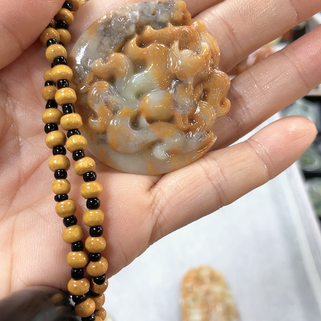 蛇纹石玉颈饰合金百***?