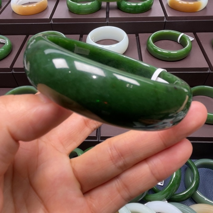 秦***芳和田玉（碧玉）未镶嵌手镯