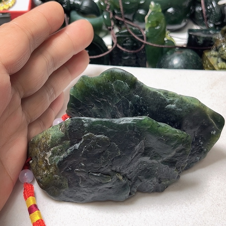 卿***水蛇纹石玉未镶嵌颈饰