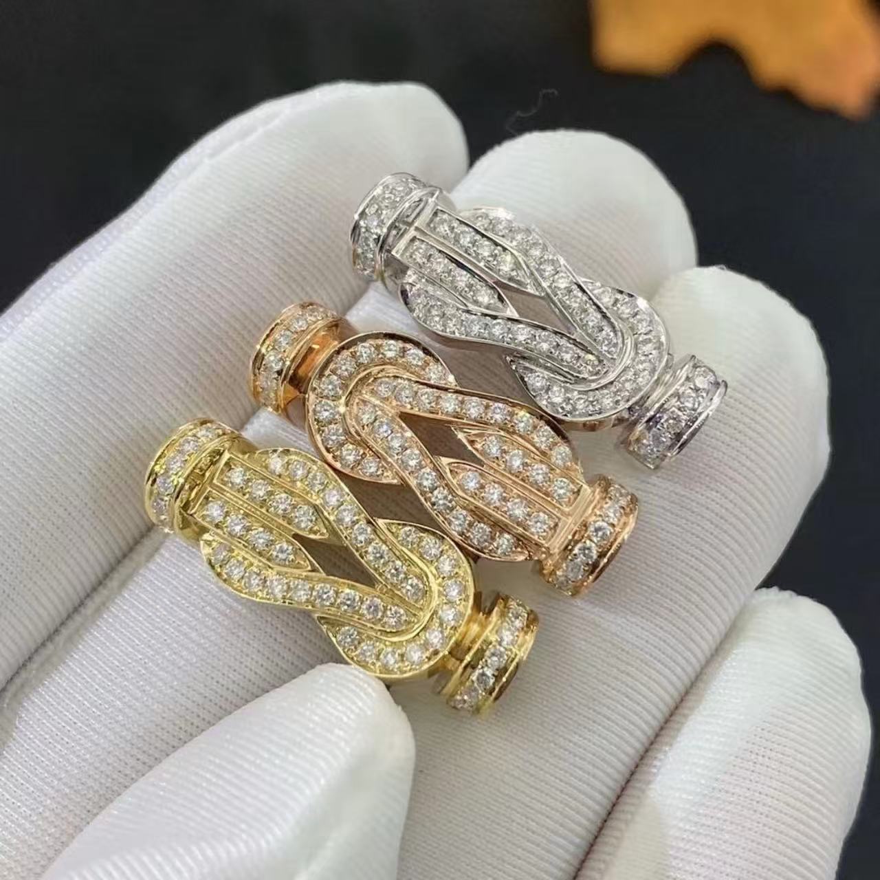 18k金镶嵌天然钻石满钻大号马蹄八字扣手链，绳子颜色备注GHJ