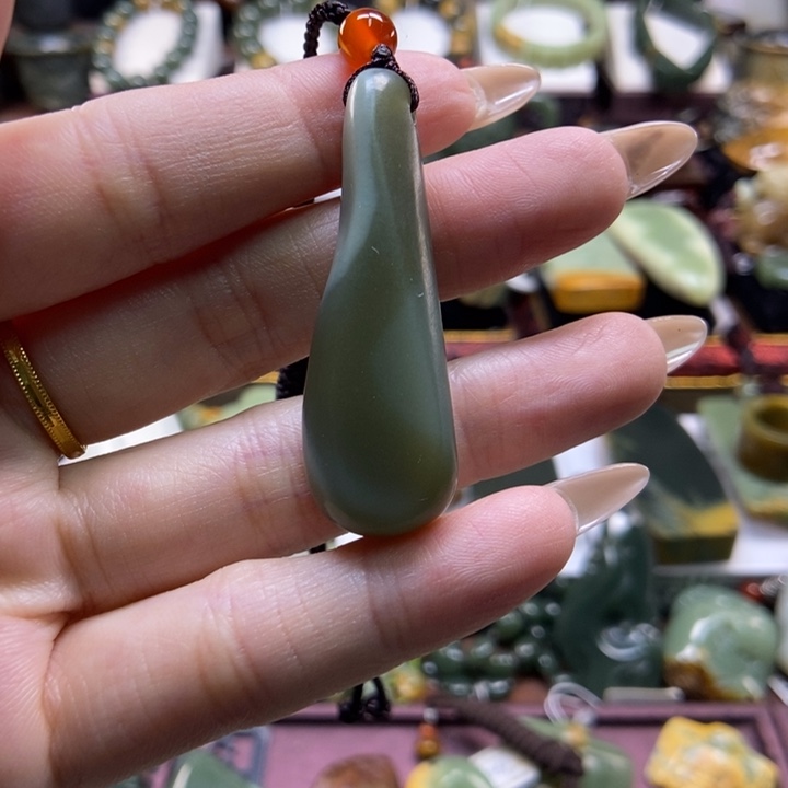 颈饰未镶嵌岫岩老玉（透闪石质玉）