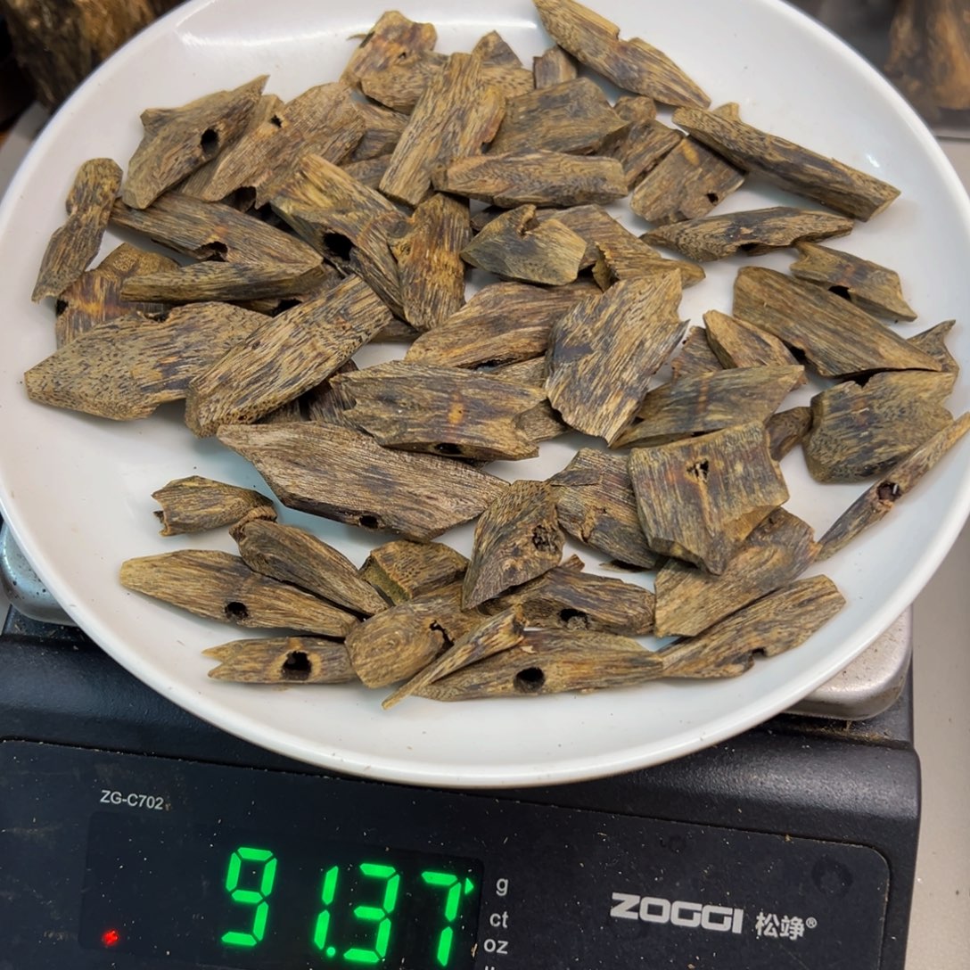 赫***沉香碎屑沉香汝湖原材料91克