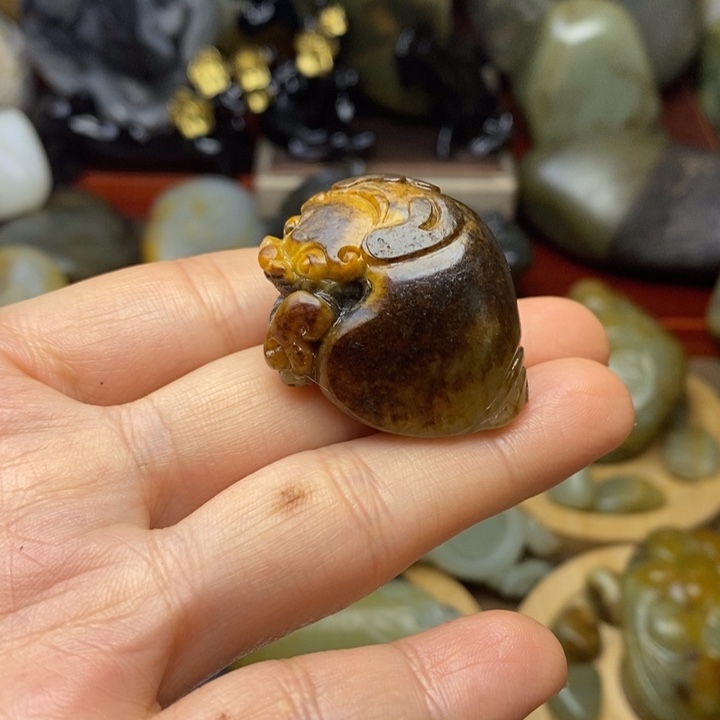 我***啡和田玉未镶嵌颈饰