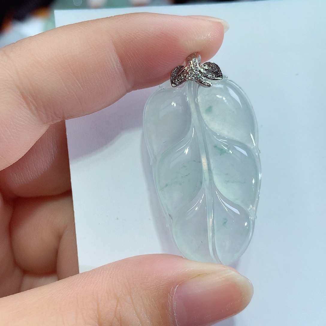颈饰18K金镶嵌翡翠叶子