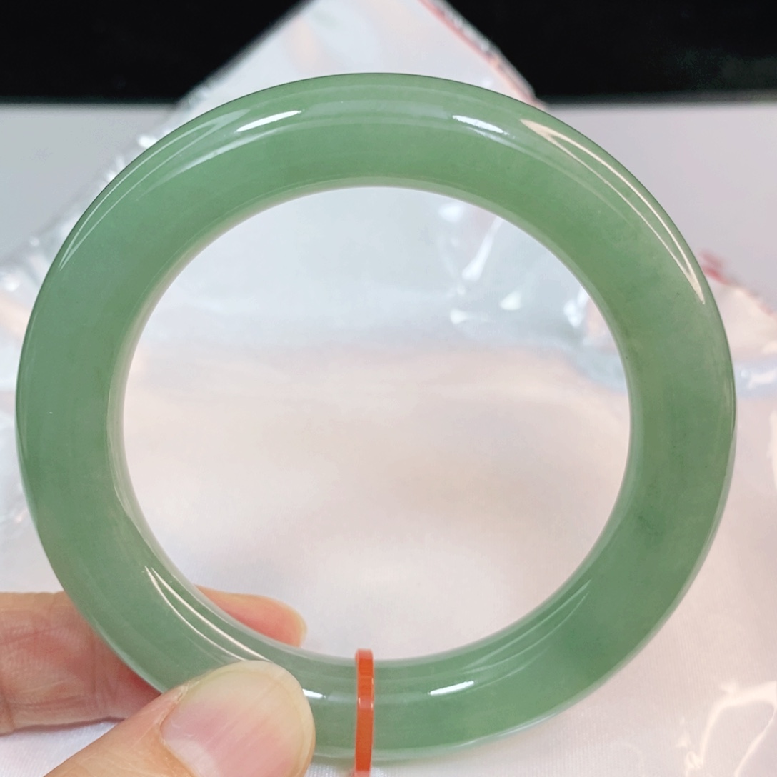 翡翠手镯未镶嵌53.5圈口圆条