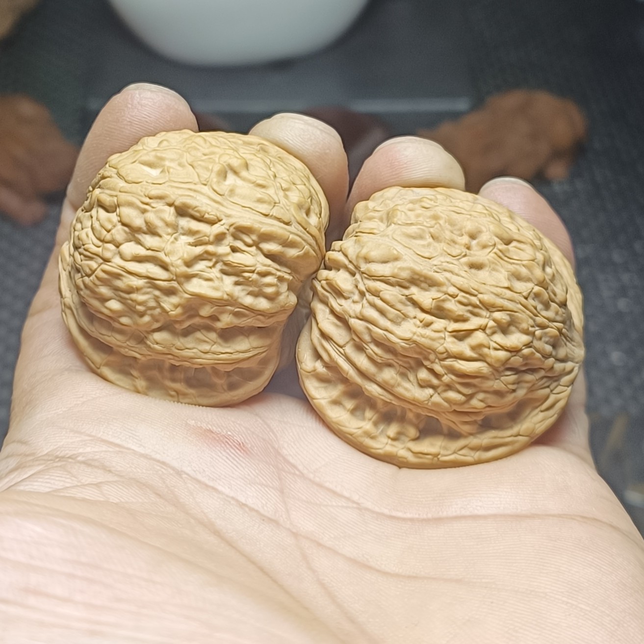 泥鳅背边手捻手把件
