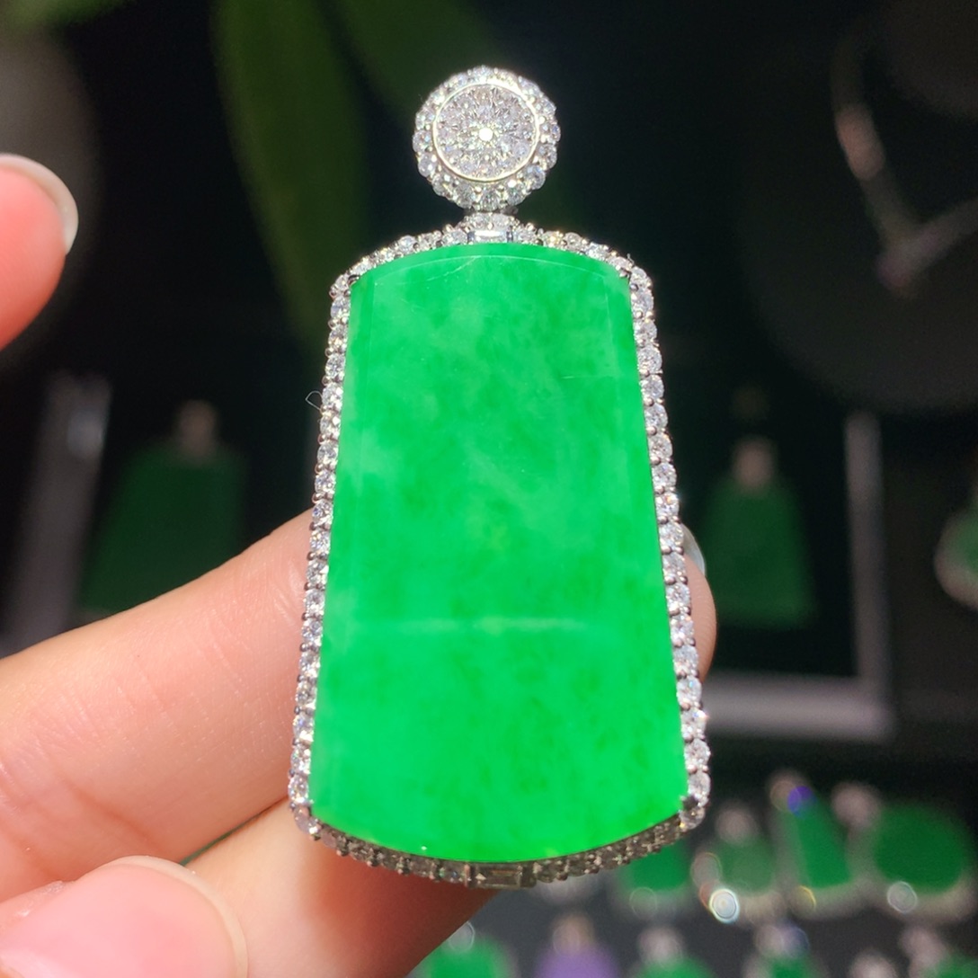 翡翠颈饰18K金镶嵌翡翠