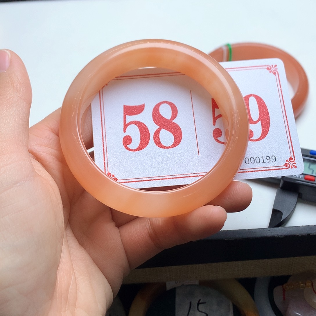 未镶嵌石英质玉（黄龙玉）手镯远***山