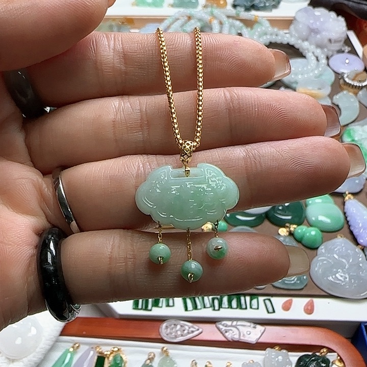 翡翠颈饰未镶嵌果绿平安锁