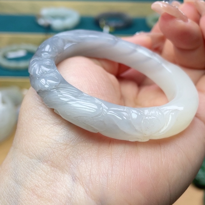 和田玉手镯51圈口。编号22未镶嵌