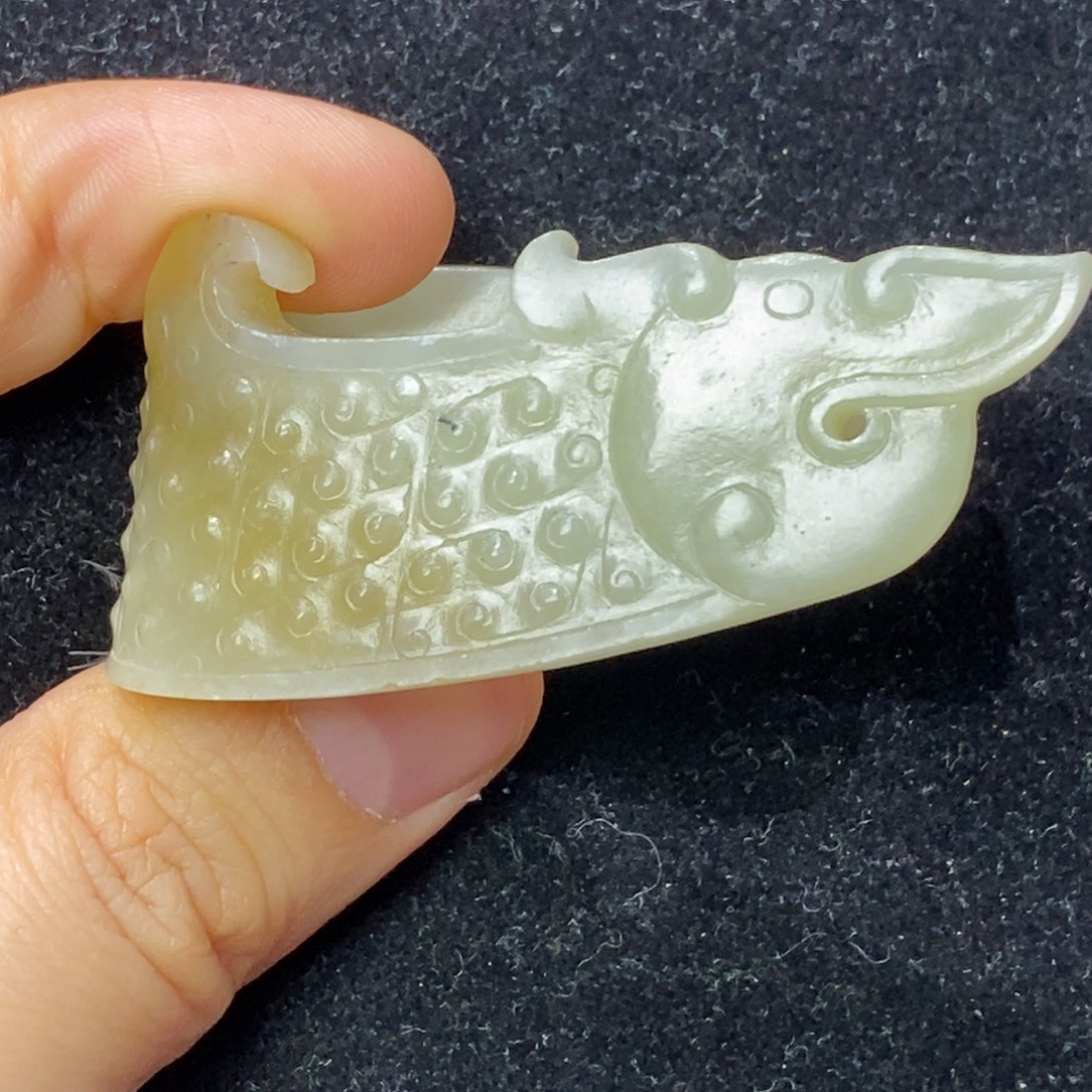 和田玉未镶嵌颈饰游丝毛雕龙形佩