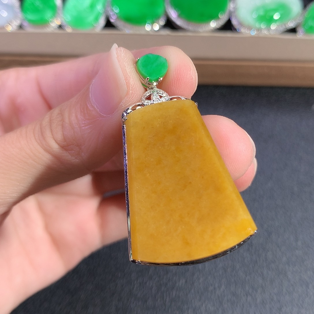 翡翠18K金镶嵌吊坠(赠链)