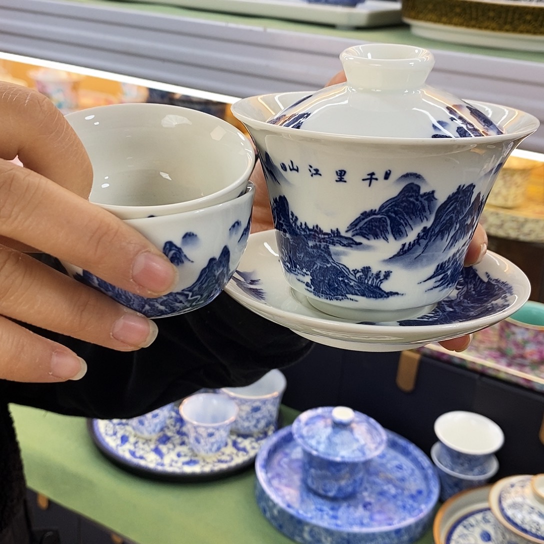 盖碗里的水煮开后放入