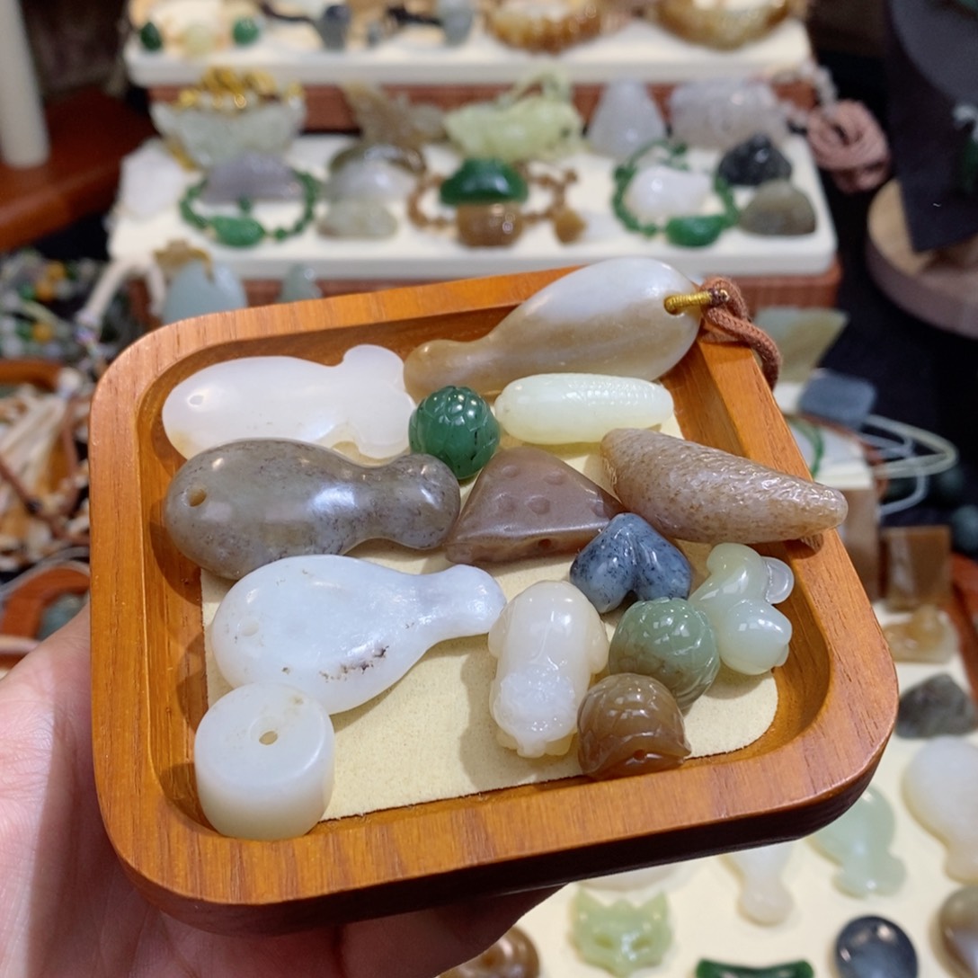 颈饰未镶嵌和田玉