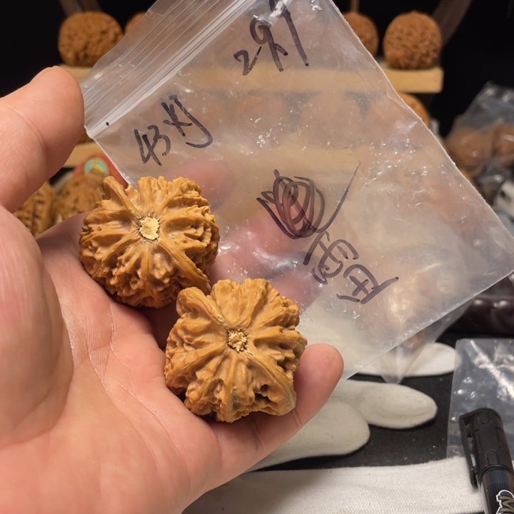 天***公把件文玩核桃宫灯